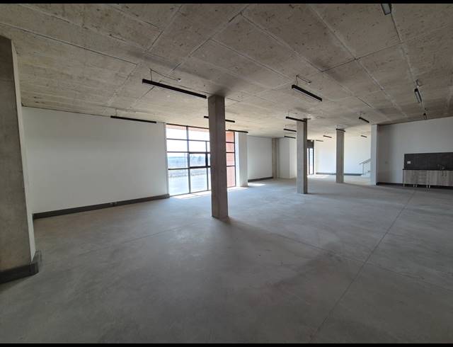 800M² WAREHOUSE TO LET IN LONGLAKE